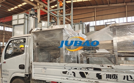 料倉、臥式螺帶混合機(jī)發(fā)貨中